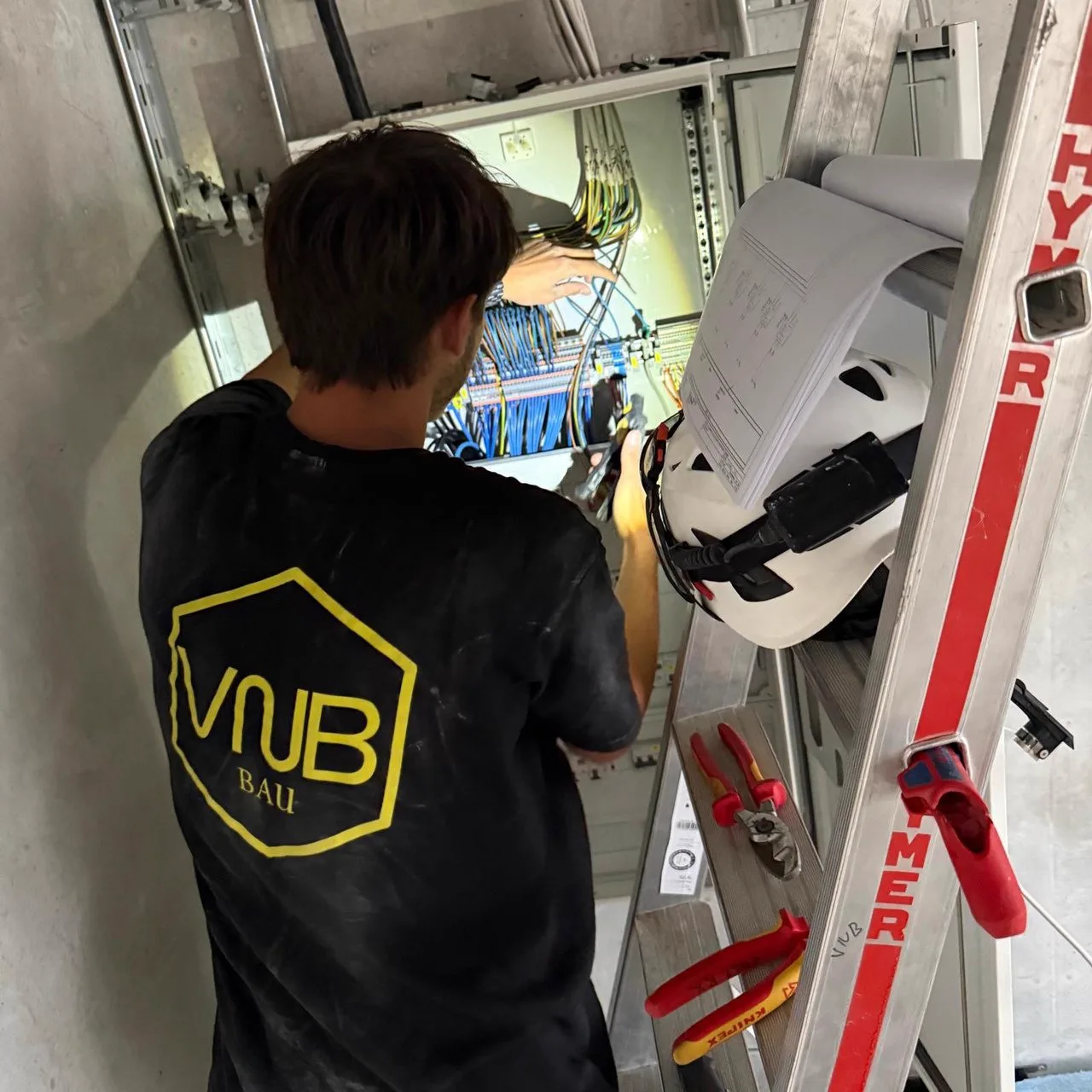 Elektromonteure von VNB BAU s.r.o. bei der Arbeit auf der Baustelle